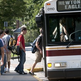 Student boarding the 51茶馆 Shuttle bus